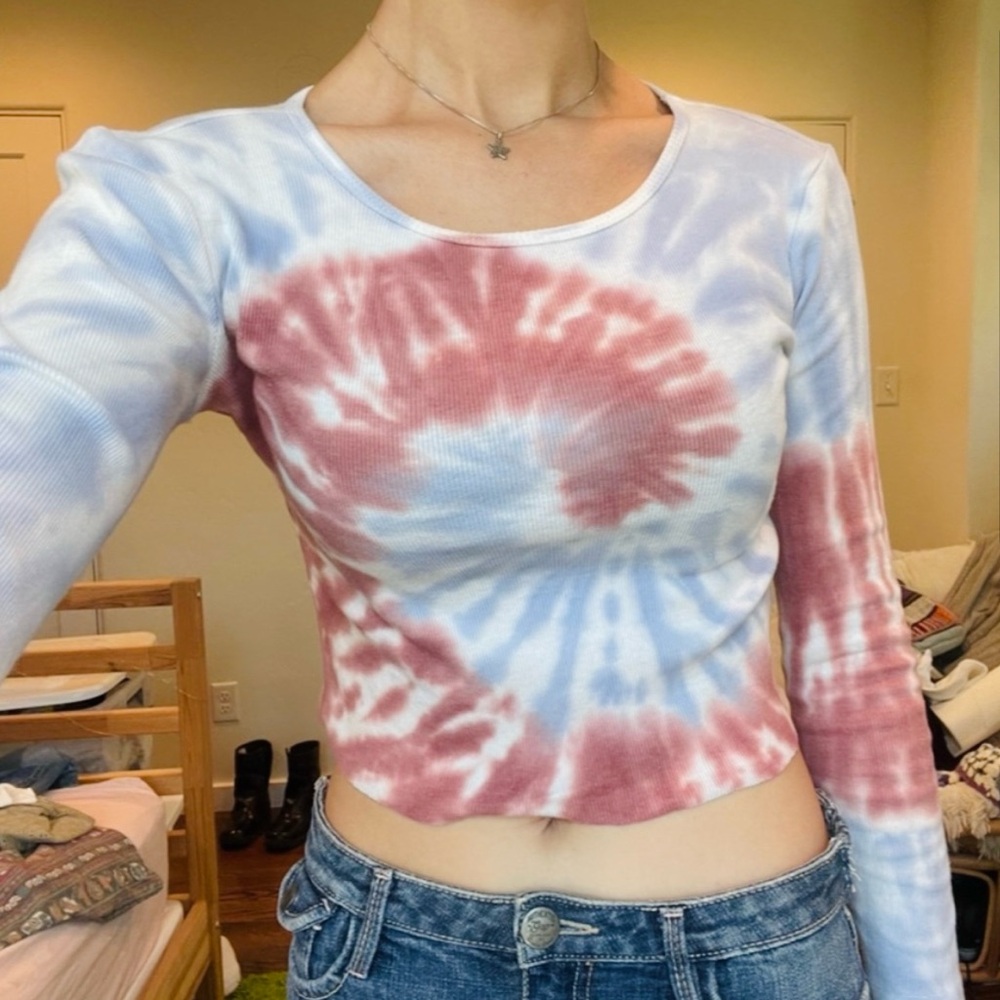 RSQ tie-dye long sleeve fitted crop top